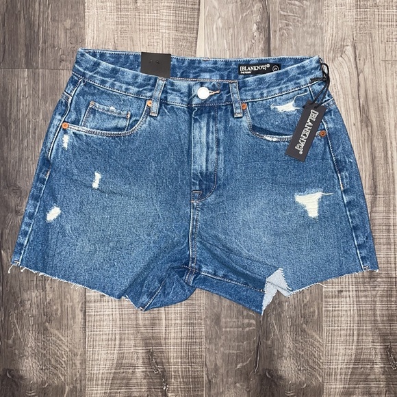 ⭐️ NWT Blank NYC The Perry Denim Shorts - Picture 3 of 6